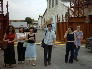 Portrait de groupe de la Session 12, lors de l’arrivée de la publication Aids Riot, juin 2003. De gauche à droite&thinsp;: Flora Loyau, Ivana Mestrov Nicolas Fenouillat