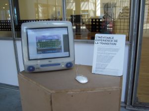 Vue de l’exposition *L’inévitable expérience de la transition*, Salon rouge du Magasin-CNAC, 31 mai – 6 septembre 2009. Sur l’écran&thinsp;: blog de la Session 18.