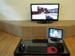 Vue de l’exposition *L’inévitable expérience de la transition*, Salon rouge du Magasin-CNAC, 31 mai – 6 septembre 2009. Wafaa Bilal,*The Night Bush Capturing&thinsp;: Virtual Jihadi*, jeu vidéo, 2008.