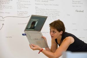 Lors du montage de l’exposition *Merci pour l’ajout*, Musée d’art contemporain de Lyon, du 16 septembre 2009 au 3 janvier 2010. Sur la photo&thinsp;: Marlène Perronet.