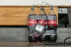 Vue de l’exposition *Je leur mens. Basé sur une histoire vraie*, audtorium du Magasin-CNAC, 9 juin – 1 septembre 2013. David Ter-Oganyan, *This not a Bomb*, série commencée en 2004, sculptures. Photo&thinsp;: Blaise Adilon