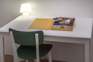 Vue de l’exposition *Je leur mens. Basé sur une histoire vraie*, audtorium du Magasin-CNAC, 9 juin – 1 septembre 2013. Bani Abidi, *The Speech Writer*, 2011, livre d’Artiste. Photo&thinsp;: Blaise Adilon