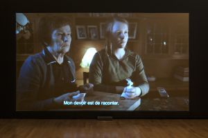 Vue de l’exposition *Je leur mens. Basé sur une histoire vraie*, audtorium du Magasin-CNAC, 9 juin – 1 septembre 2013. Riikka Kuoppala, *Palavan kaupungin alla, Under a Burning City*, 2010, projection vidéo, 17 minutes (en boucle). Photo&thinsp;: Blaise Adilon