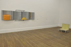 À gauche : Christophe Tournay, *La moisson était-elle finie le 27 juillet ? - Les silos* (2010). À droite&thinsp;: Marie-Pierer Bufflier, *Le canapé aux motifs printaniers* (2014). Vue d’installation, exposition de Noël, Ancien musée de peinture de Grenoble, du 30 novembre au 28 décembre 2014.