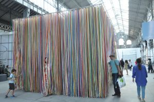 Vue de l’nstallation de Jacob Dahlgren pour l’exposition *Briser la glace*, présentée au Magasin-CNAC du 29 mai au 4 septembre 2016. Photographie&thinsp;: Léa Deshusses