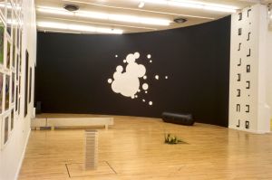 Vue de l’exposition *Des histoires en forme*. Sur l’image: Sidney Stucki, peinture murale in situ, 1997. Photo&thinsp;: Pascal Jounenc