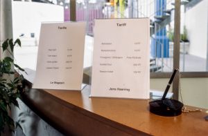 En réponse à son invitation à l’exposition *Des histoires en forme*, Jens Haaning offre l’entrée gratuite dans les expositions aux visiteurs étrangers. Photo&thinsp;: Pascal Jounenc